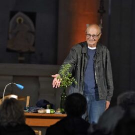 claude merlin interprète le texte de valère novarina l'avant dernier des hommes pour le festival litterature en jardin 2024