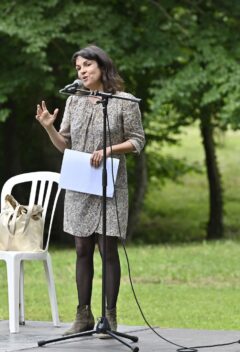 lecture de marielle mace de son dernier livre respire lors du festival litterature en jardin 2024