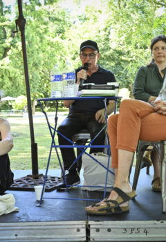 ART/NATURE, table-ronde réunissant les artistes Suzanne Husky et Marie Denis et la poétesse Fabienne Raphoz, dirigée par Didier Arnaudet, auteur, critique d’art et commissaire d’exposition, dans le parc du château Siaurac, festival Littérature en jardin le 28 juin 2025.