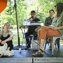 ART/NATURE, table-ronde réunissant les artistes Suzanne Husky et Marie Denis et la poétesse Fabienne Raphoz, dirigée par Didier Arnaudet, auteur, critique d’art et commissaire d’exposition, dans le parc du château Siaurac, festival Littérature en jardin le 28 juin 2025.